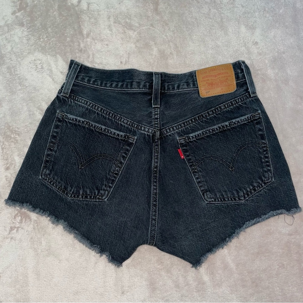 501 Levi’s distressed bottom down shorts size 26